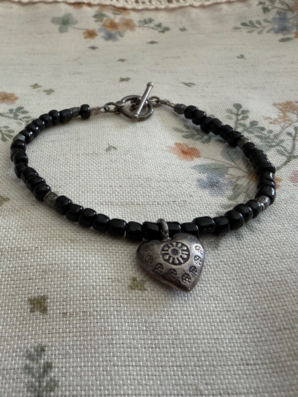 EUC Handmade Beaded Bohemian Charm Bracelet w/ Heart in Black & Metallic Tones